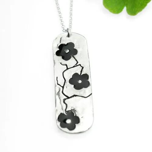 Collier ajustable fleurs de cerisier en argent 925 et résine noire