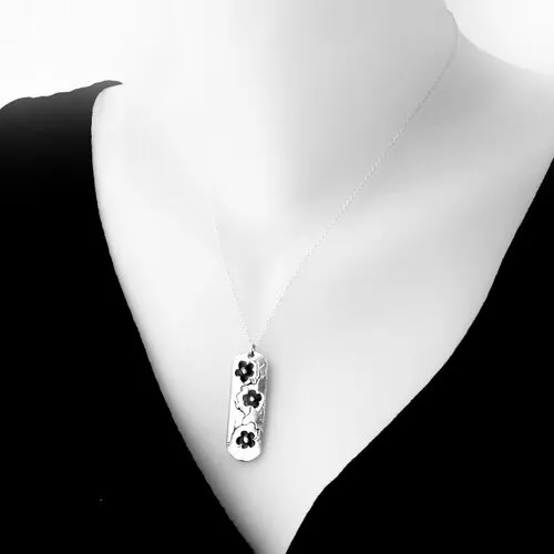 Collier ajustable fleurs de cerisier en argent 925 et résine noire