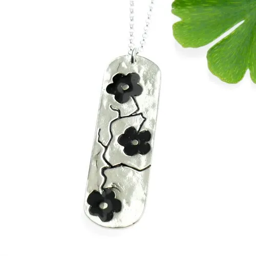 Collier ajustable fleurs de cerisier en argent 925 et résine noire