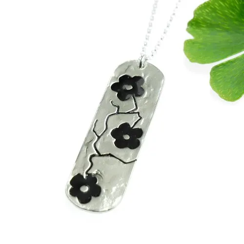 Collier ajustable fleurs de cerisier en argent 925 et résine noire