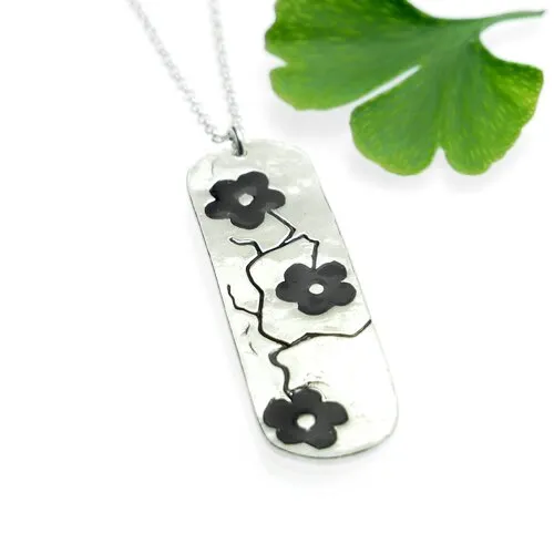 Collier ajustable fleurs de cerisier en argent 925 et résine noire