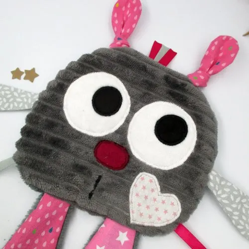 Doudou plat, tissu coton polaire, gris rose, personnalisable, peluche, idée cadeau, doudou bébé, cadeau de naissance