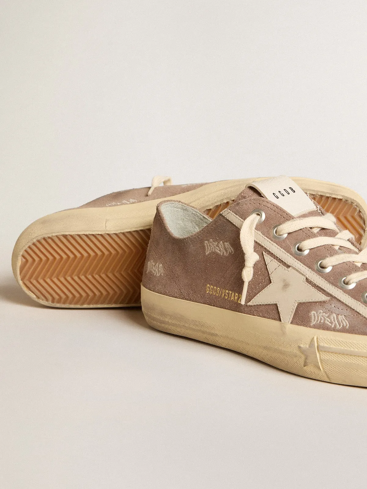 V-Star homme en daim gris tourterelle avec étoile en cuir gris clair | Golden Goose